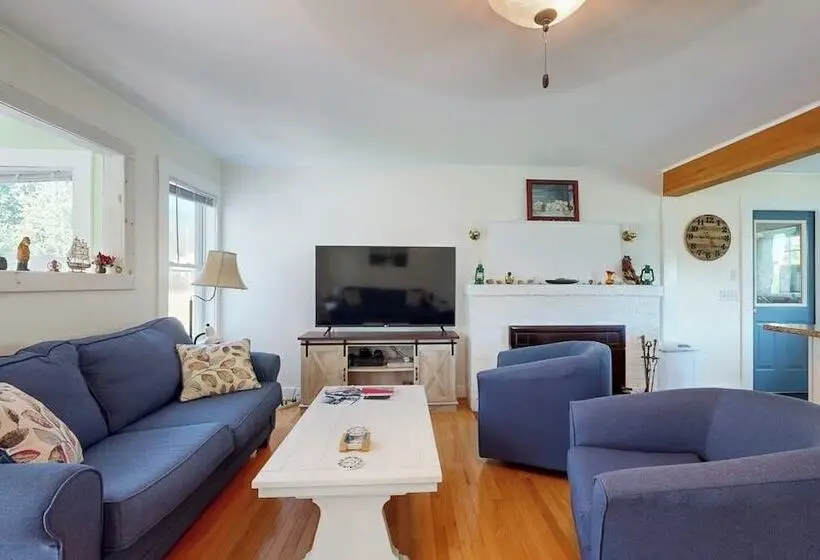 Charming Cottage With Cozy Comfort And Easy Access To Outdoor Adventures