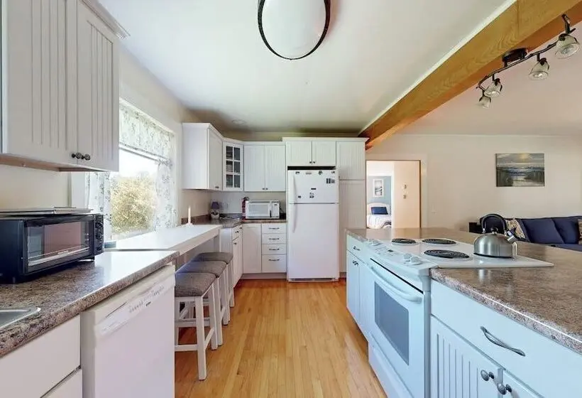 Charming Cottage With Cozy Comfort And Easy Access To Outdoor Adventures