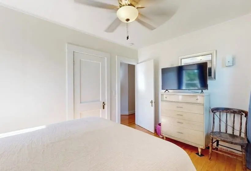 Charming Cottage With Cozy Comfort And Easy Access To Outdoor Adventures