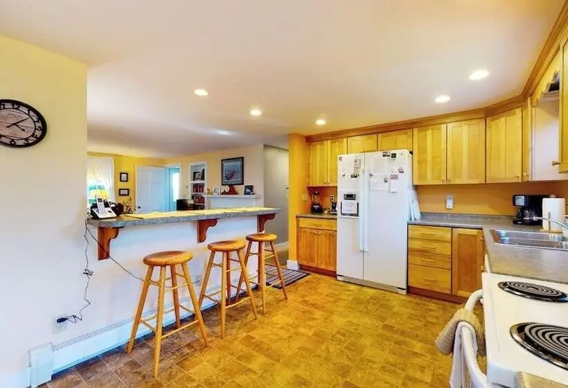 Comfortable Home Near The Beach Dog Friendly Full Kitchen & Washer/dryer