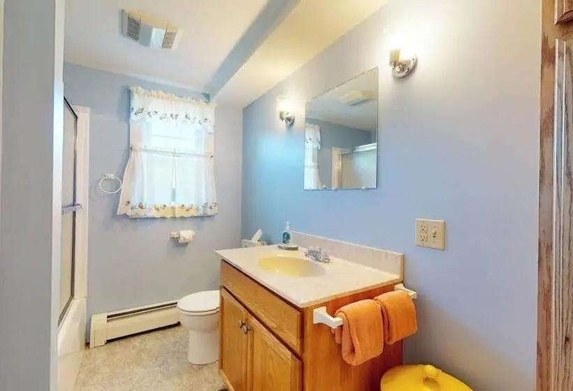 Comfortable Home Near The Beach Dog Friendly Full Kitchen & Washer/dryer