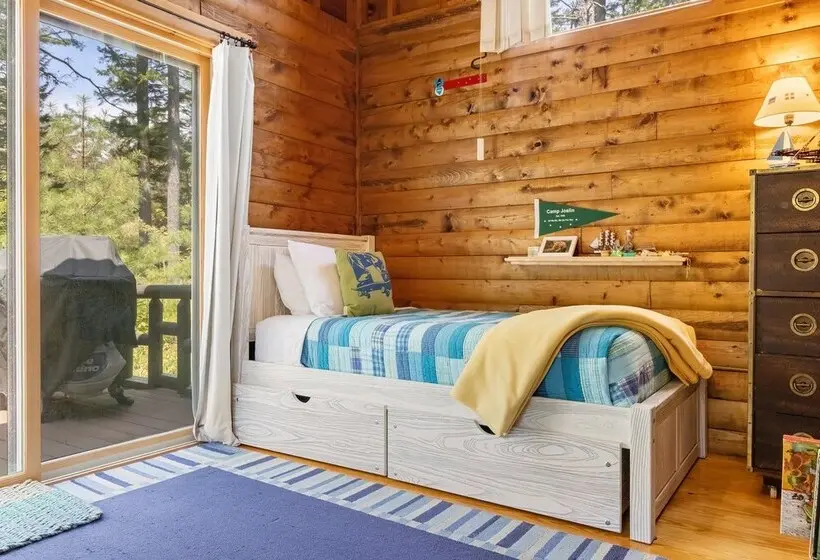 Cozy Home With Serene Views, Wood Burning Fireplace & Wifi