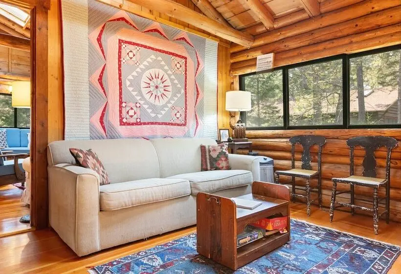 Cozy Home With Serene Views, Wood Burning Fireplace & Wifi