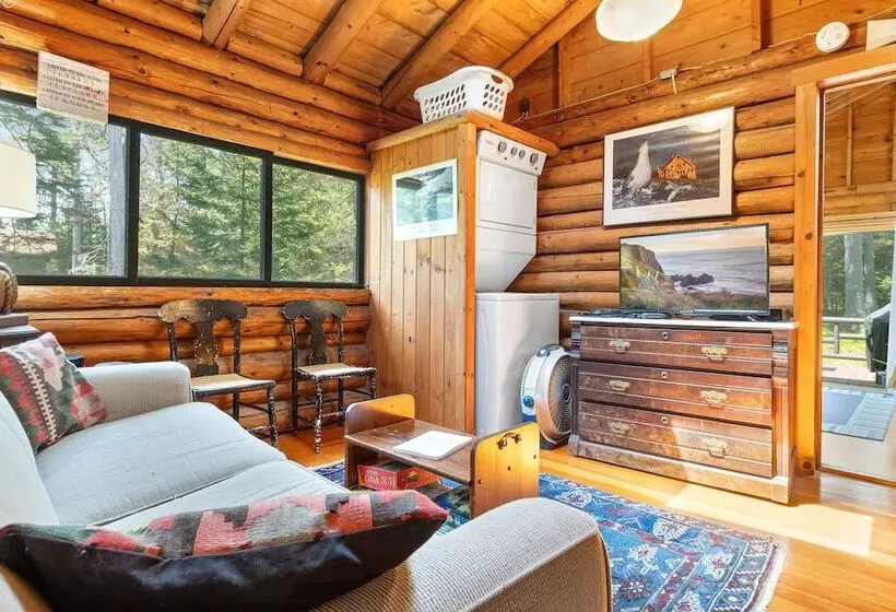 Cozy Home With Serene Views, Wood Burning Fireplace & Wifi
