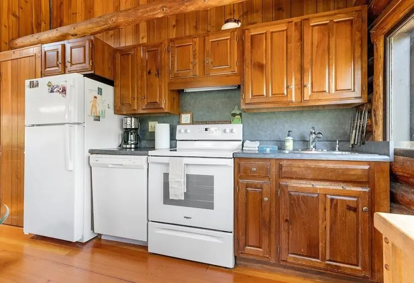 Cozy Home With Serene Views, Wood Burning Fireplace & Wifi