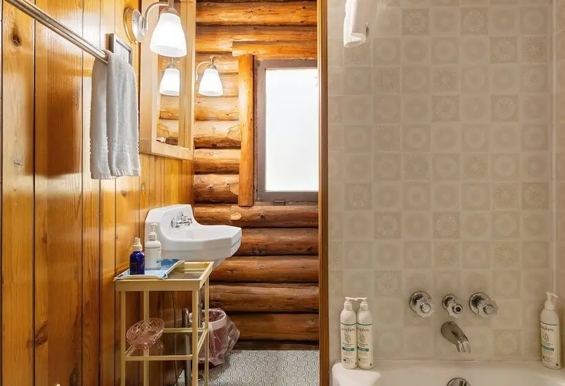 Cozy Home With Serene Views, Wood Burning Fireplace & Wifi