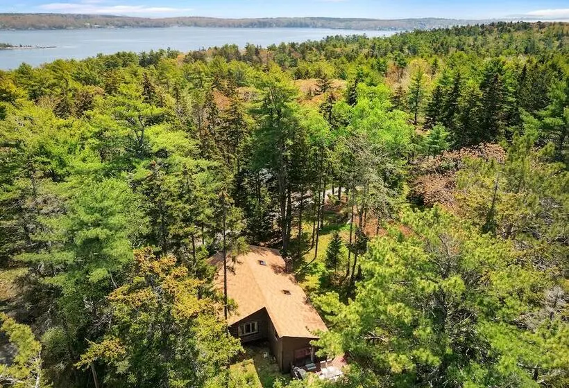 Cozy Home With Serene Views, Wood Burning Fireplace & Wifi
