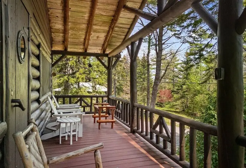 Cozy Home With Serene Views, Wood Burning Fireplace & Wifi