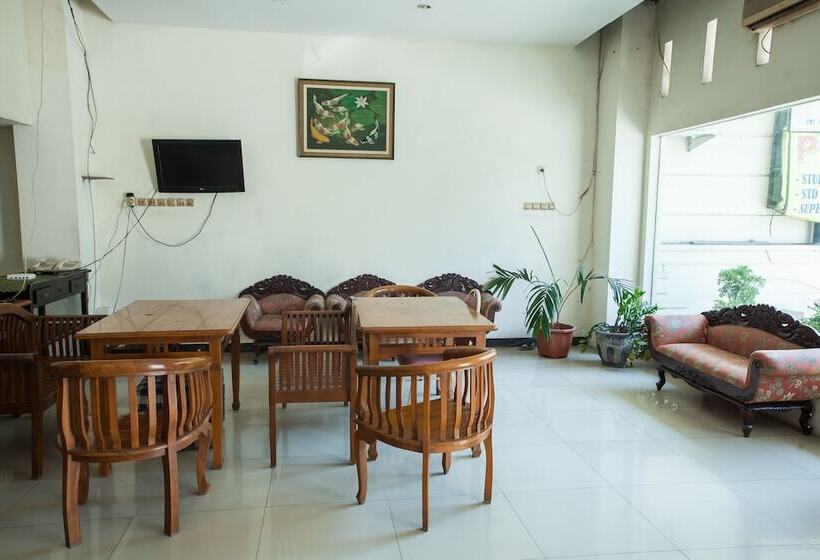 بنسيون Reddoorz @ Raya Ngagel 2