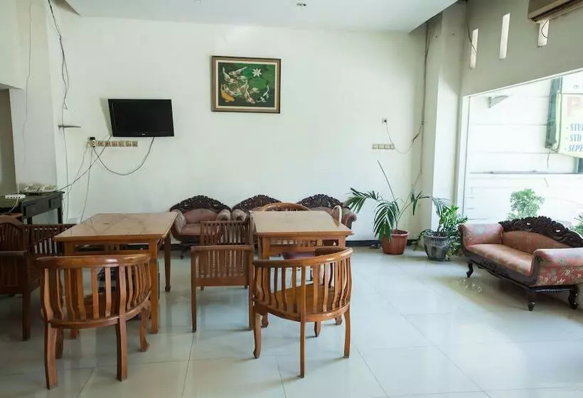 ペンション Reddoorz @ Raya Ngagel 2