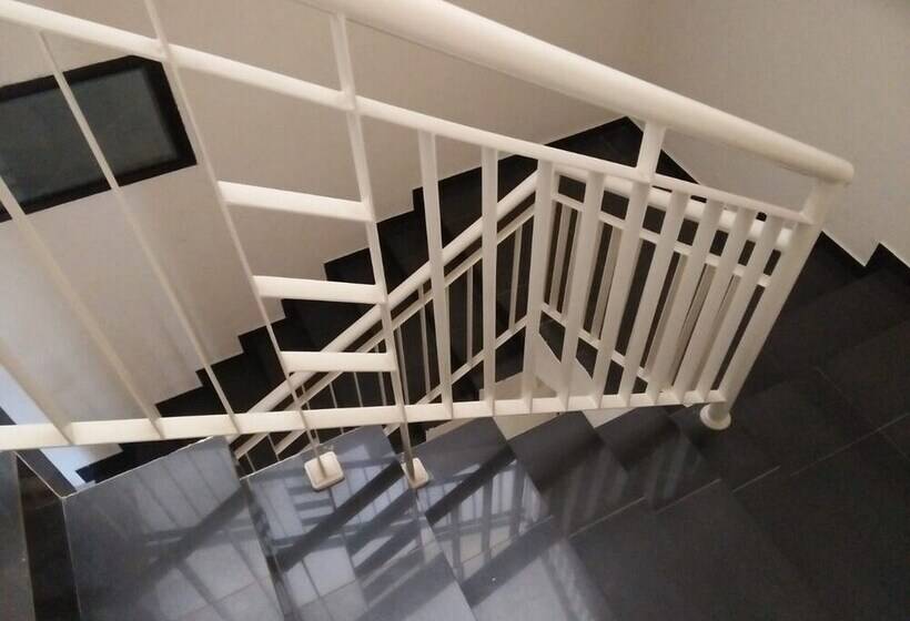 بنسيون Reddoorz @ Raya Ngagel 2