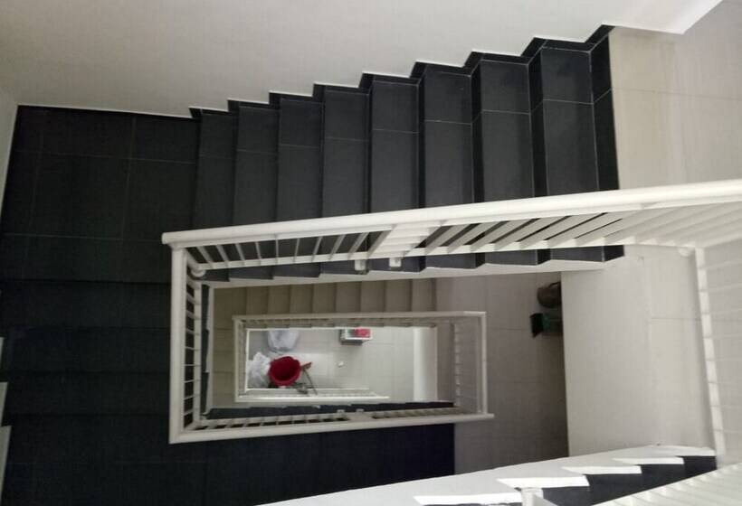 بنسيون Reddoorz @ Raya Ngagel 2