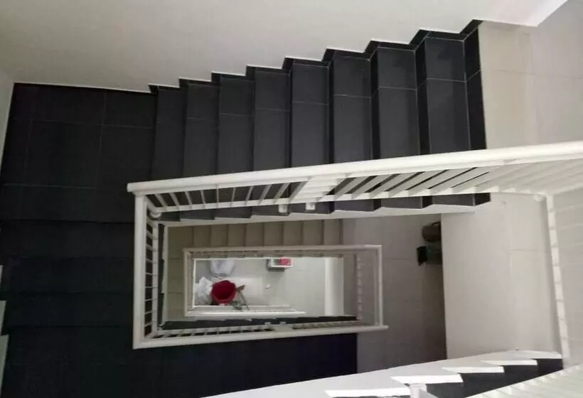 ペンション Reddoorz @ Raya Ngagel 2