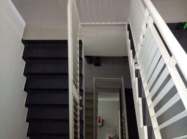 بنسيون Reddoorz @ Raya Ngagel 2