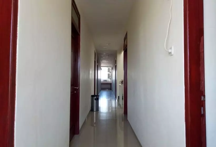 ペンション Reddoorz @ Raya Ngagel 2