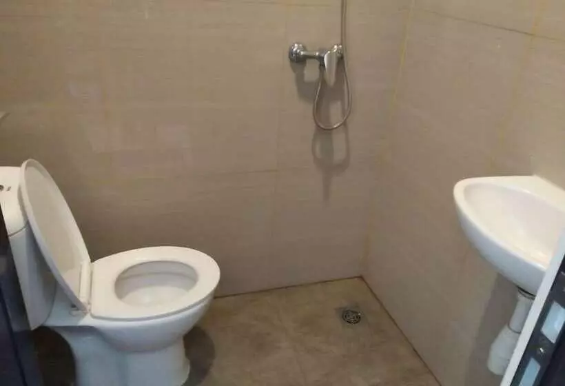 ペンション Reddoorz @ Raya Ngagel 2