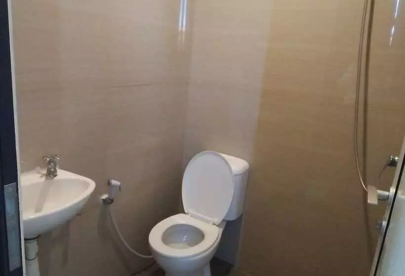 ペンション Reddoorz @ Raya Ngagel 2