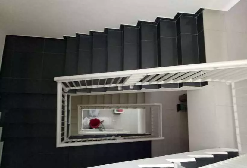 ペンション Reddoorz @ Raya Ngagel 2