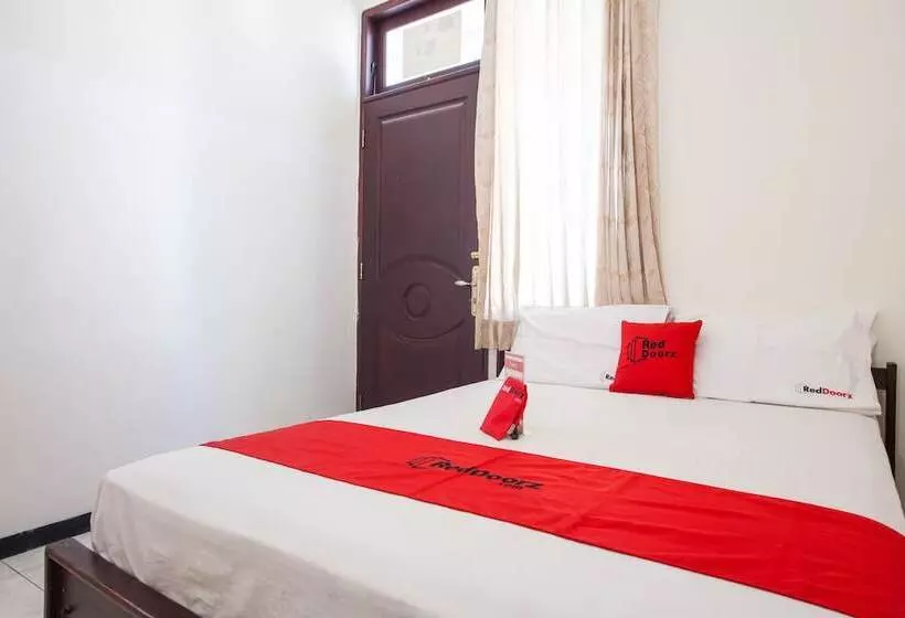 ペンション Reddoorz @ Raya Ngagel 2