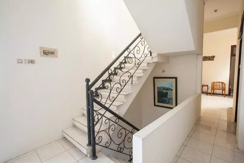 ペンション Reddoorz @ Raya Ngagel 2