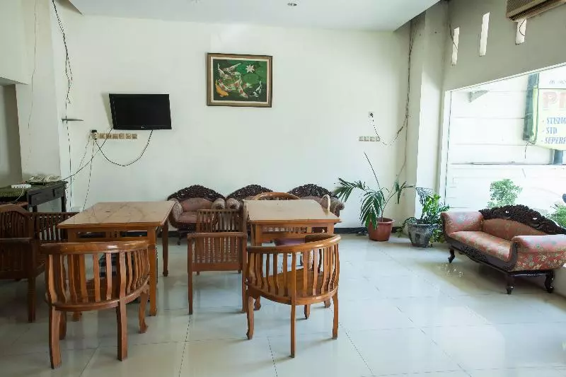 ペンション Reddoorz @ Raya Ngagel 2