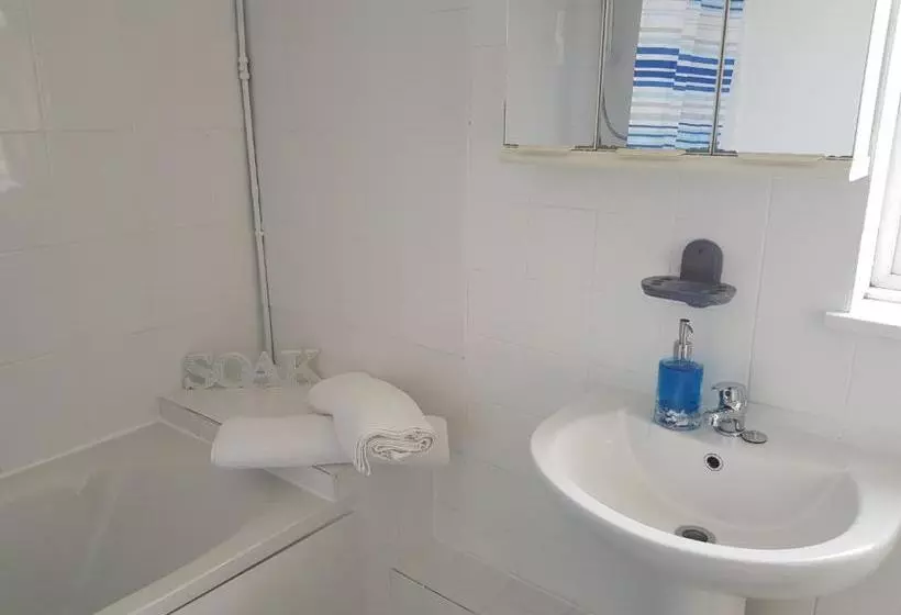 Vetrelax Ipswich Newly Refurbished House