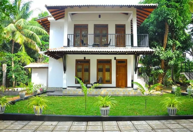 Hotelli Kithmi Resort