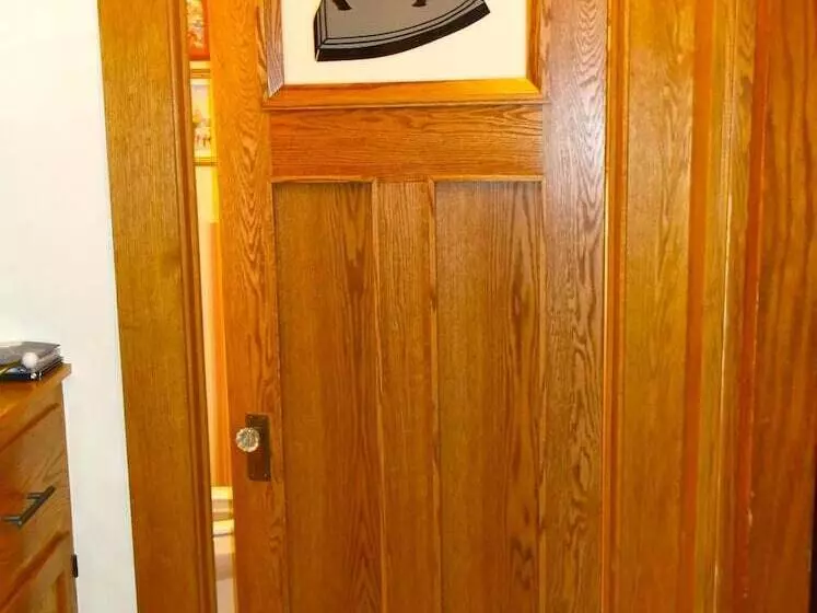 Old Iron Inn Bed And Breakfast