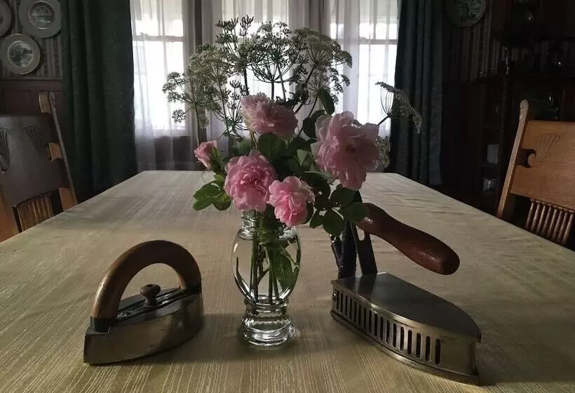 Old Iron Inn Bed And Breakfast