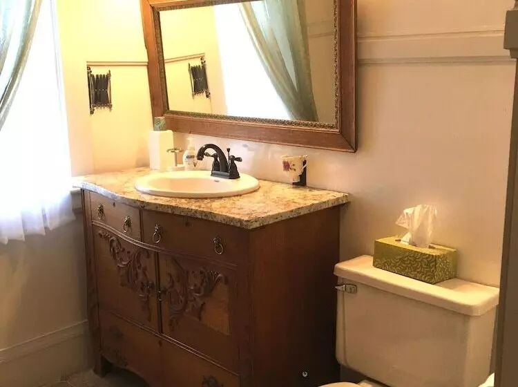 Old Iron Inn Bed And Breakfast