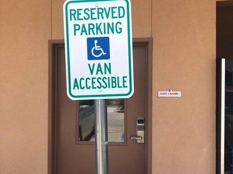 فندق على الطريق Crystal Inn