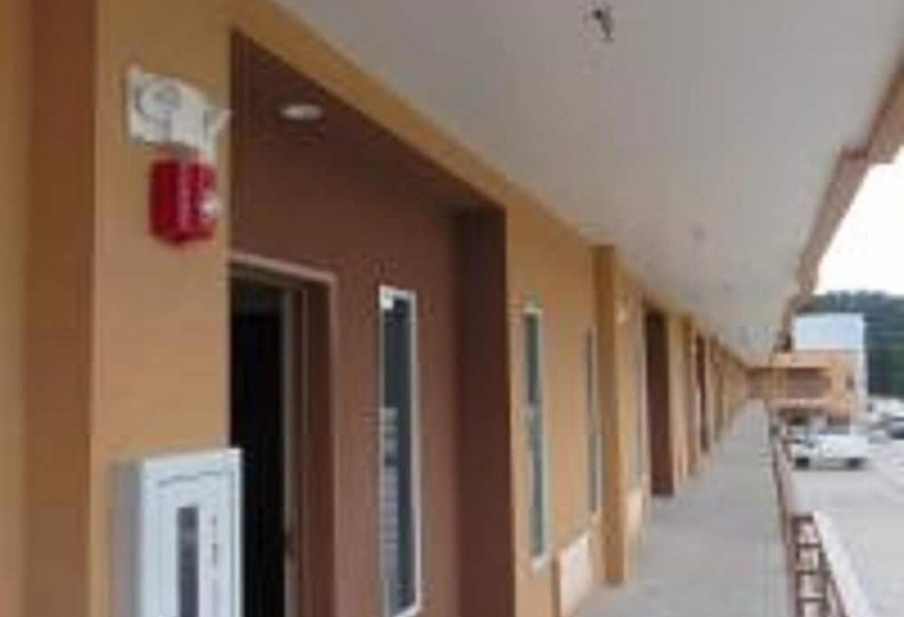 فندق على الطريق Crystal Inn