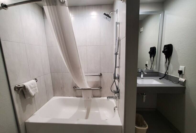 فندق على الطريق Crystal Inn