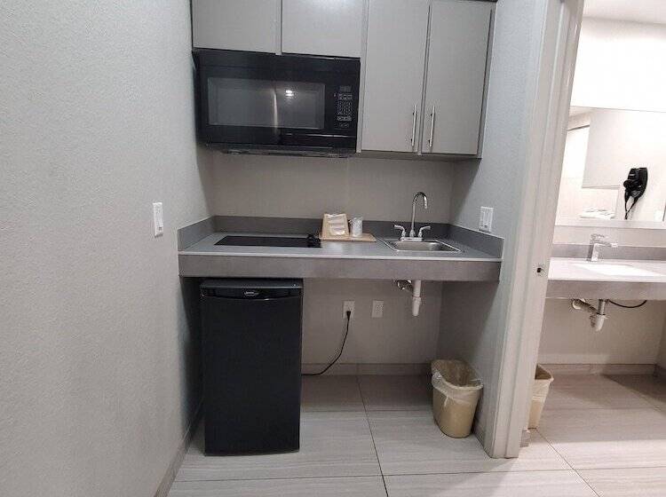 فندق على الطريق Crystal Inn