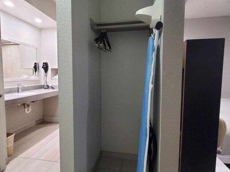 فندق على الطريق Crystal Inn