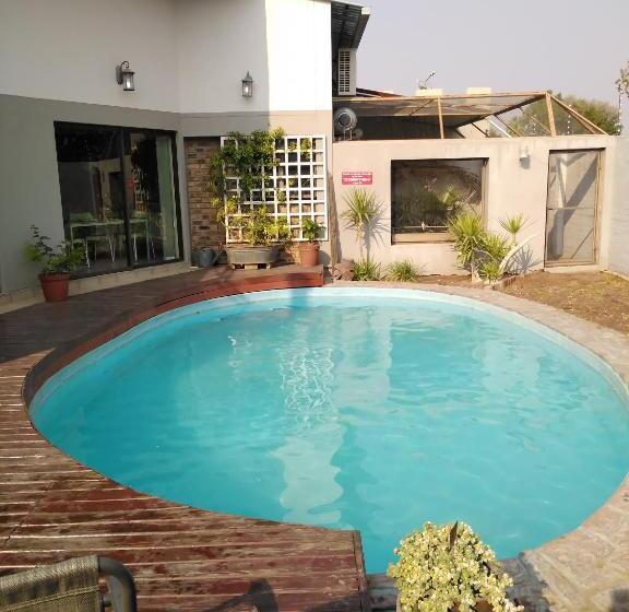 پانسیون Die Windpomp Guesthouse