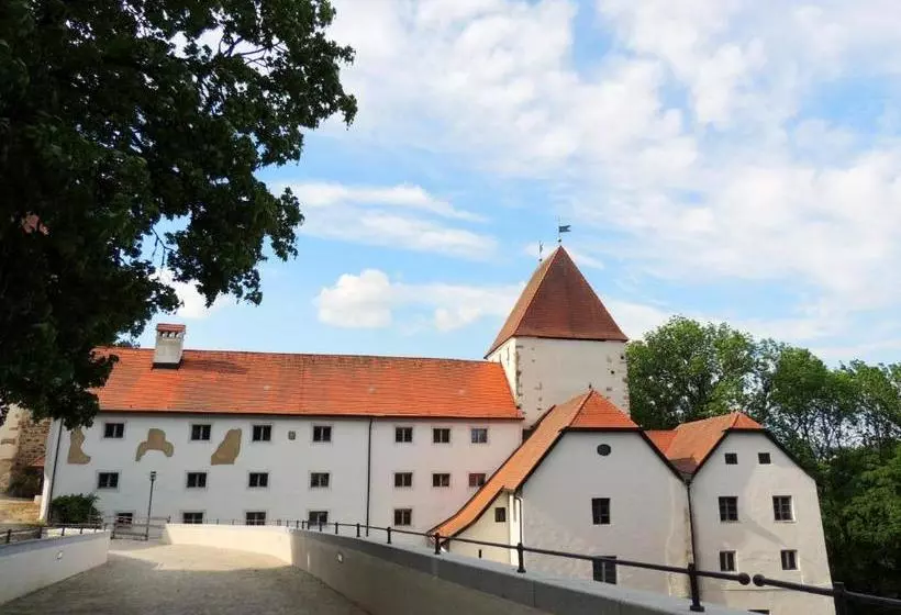Majatalo Gästehaus Mälzerei Auf Schloss Neuburg Am Inn