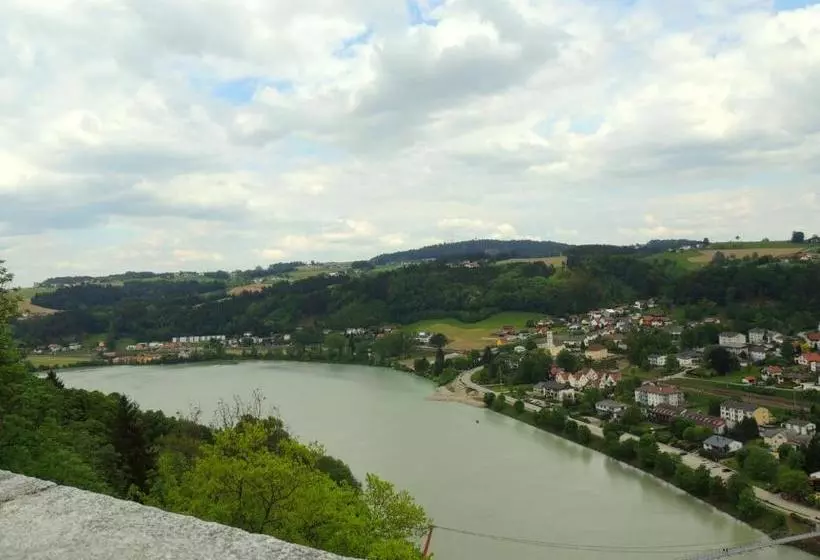 Majatalo Gästehaus Mälzerei Auf Schloss Neuburg Am Inn