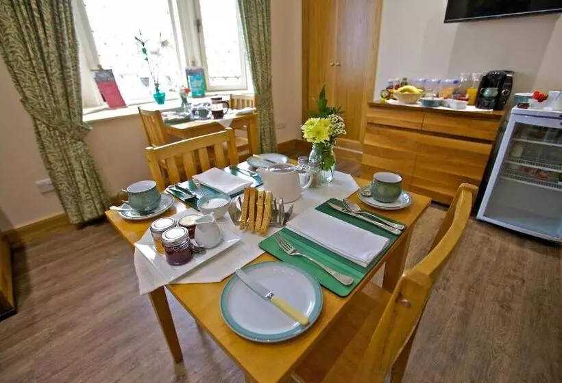 تختخواب و صبحانه Heatherlea