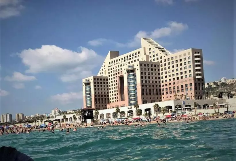 Luxurious Beach Apartment