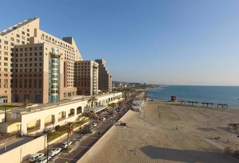 Luxurious Beach Apartment