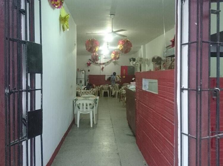 پانسیون Hostal El Exito