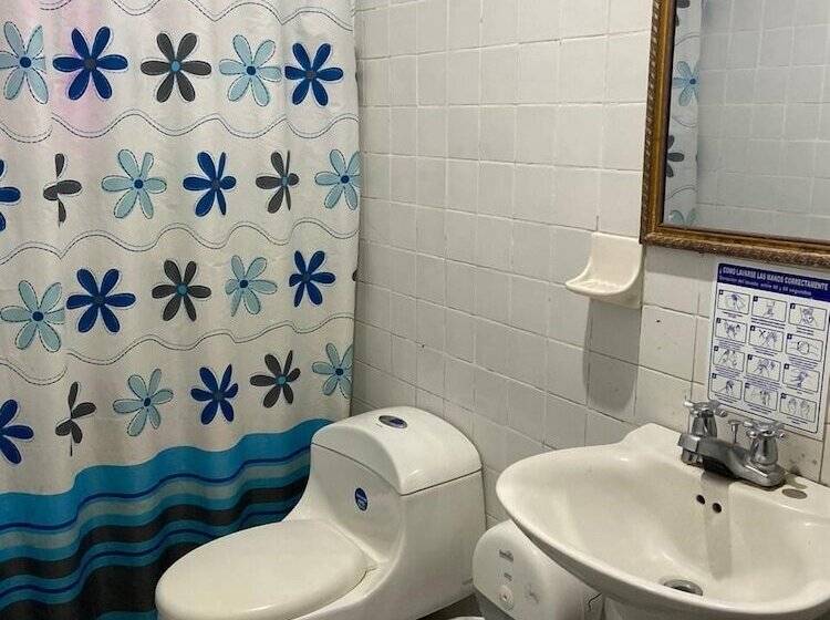 پانسیون Hostal El Exito