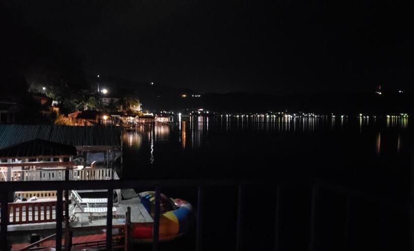 پانسیون Captain Morgan Hostel Lake Coatepeque