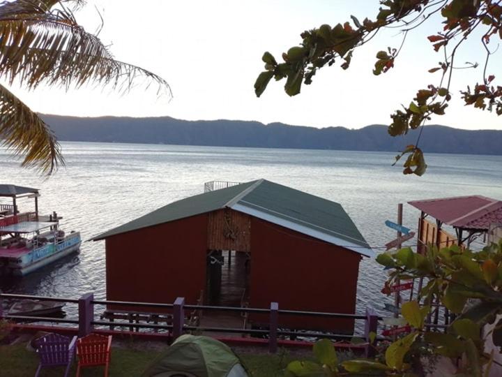 پانسیون Captain Morgan Hostel Lake Coatepeque