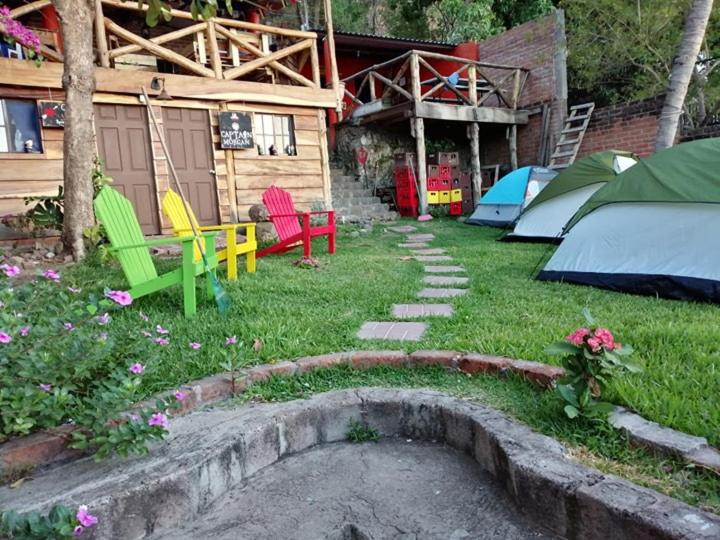 پانسیون Captain Morgan Hostel Lake Coatepeque