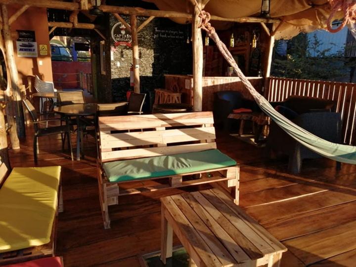 پانسیون Captain Morgan Hostel Lake Coatepeque