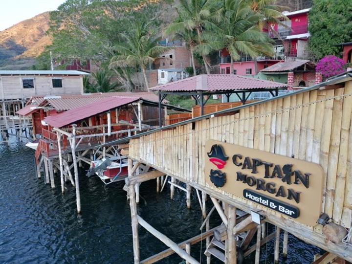 پانسیون Captain Morgan Hostel Lake Coatepeque