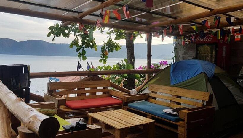 پانسیون Captain Morgan Hostel Lake Coatepeque