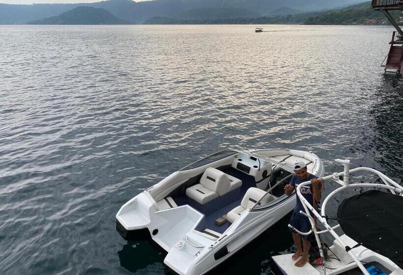 پانسیون Captain Morgan Hostel Lake Coatepeque